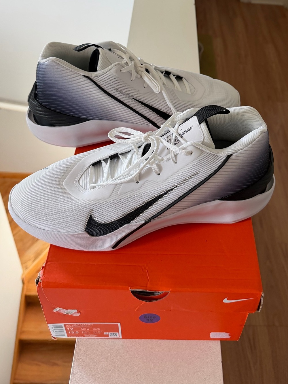 Brand new”NIKE UNISEX”(G.T jump academy)sneakers.Size-M-12,W-13,5.Color-white🤍🖤